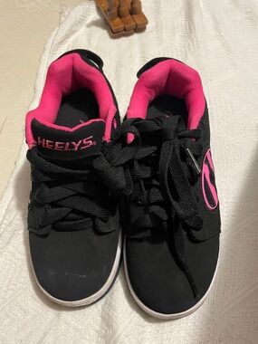 Heelys Women's Black and Hot Pink Lace-Up Skate Sneakers